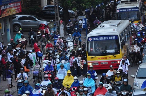 Xã hội - 'Đua' tốc độ, ngộp thở với xe bus Hà Nội (Hình 8).