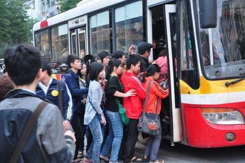 Xã hội - 'Đua' tốc độ, ngộp thở với xe bus Hà Nội (Hình 10).