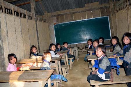 Sự kiện - Trẻ em vùng cao rạng ngời hạnh phúc đón áo ấm (Hình 2).