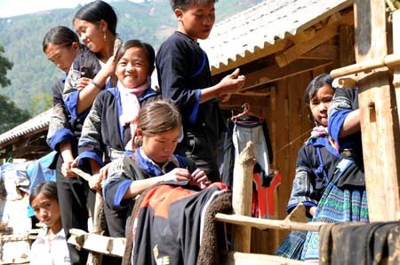 Sự kiện - Trẻ em vùng cao rạng ngời hạnh phúc đón áo ấm (Hình 3).