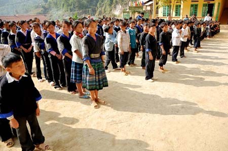 Sự kiện - Trẻ em vùng cao rạng ngời hạnh phúc đón áo ấm (Hình 4).