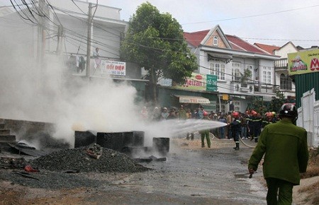 Xã hội - Nấu nhựa, sửa đường 'tiêu' luôn dây điện (Hình 2).