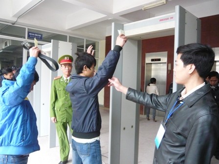 X&atilde; hội - 1001 chi&ecirc;u tr&ograve; '&eacute;m' điện thoại của th&iacute; sinh tiếng H&agrave;n