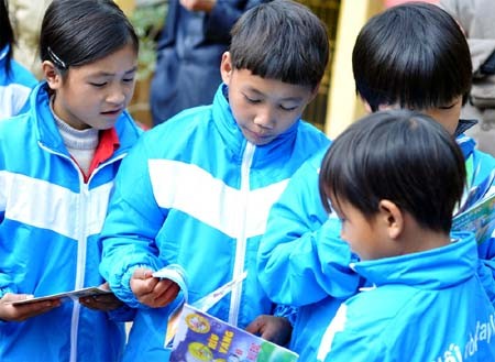 X&atilde; hội - H&agrave;ng ng&agrave;n em nhỏ v&ugrave;ng cao được nhận &aacute;o ấm, khăn len (H&igrave;nh 6).