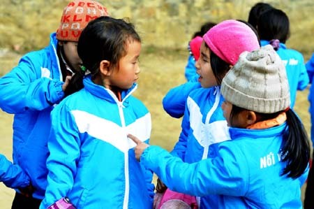 X&atilde; hội - H&agrave;ng ng&agrave;n em nhỏ v&ugrave;ng cao được nhận &aacute;o ấm, khăn len