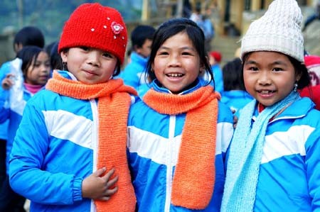 X&atilde; hội - H&agrave;ng ng&agrave;n em nhỏ v&ugrave;ng cao được nhận &aacute;o ấm, khăn len (H&igrave;nh 4).