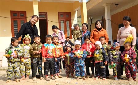 X&atilde; hội - H&agrave;ng ng&agrave;n em nhỏ v&ugrave;ng cao được nhận &aacute;o ấm, khăn len (H&igrave;nh 2).