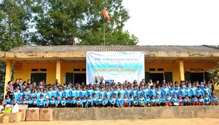 X&atilde; hội - H&agrave;ng ng&agrave;n em nhỏ v&ugrave;ng cao được nhận &aacute;o ấm, khăn len (H&igrave;nh 3).