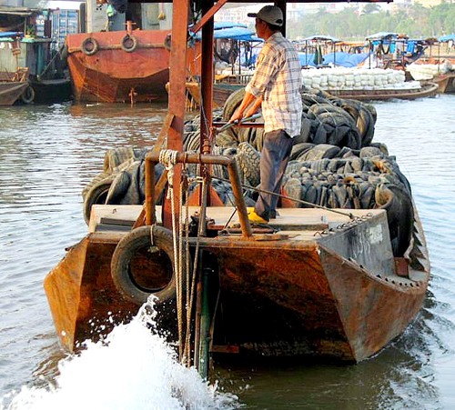 Xã hội - Lái đò biên ải và những đồng tiền nhuốm máu