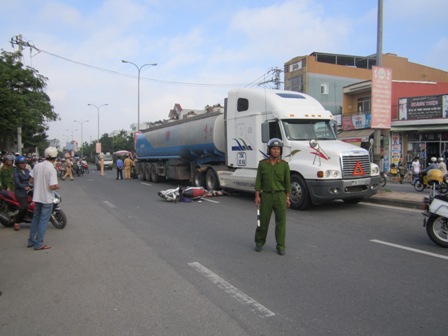 Xã hội - Xe đầu kéo đâm xe máy, một sinh viên tử vong (Hình 3).