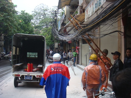 Xã hội - Bó dây điện chập cháy hàng tiếng trên phố (Hình 3).