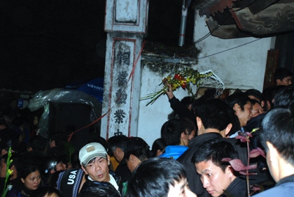 Xã hội - Đền Trần năm nay 'lộc thiêng hơn ấn' (Hình 9).