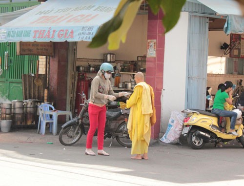 Pháp luật - Lật tẩy những chiêu giả sư, đóng kịch xin đểu (Hình 2).