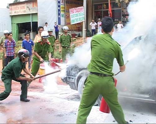 Xã hội - Đang lưu thông, ô tô bốc cháy hoàn toàn (Hình 2).