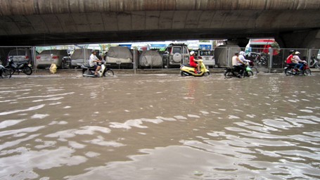 Nhịp sống - Bất chợt mưa lớn, đường Hà Nội ngập trong nước (Hình 8).