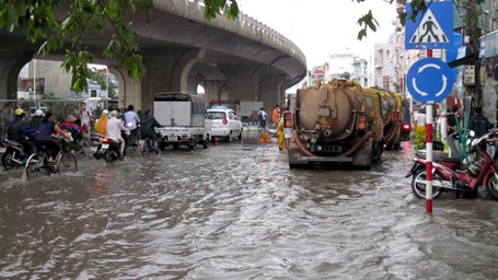 Nhịp sống - Bất chợt mưa lớn, đường Hà Nội ngập trong nước (Hình 10).