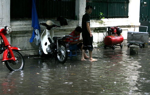 Nhịp sống - Bất chợt mưa lớn, đường Hà Nội ngập trong nước (Hình 3).