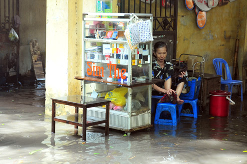 Nhịp sống - Bất chợt mưa lớn, đường Hà Nội ngập trong nước (Hình 6).