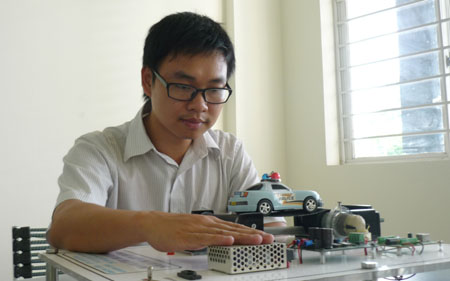 Công nghệ - Gặp cha đẻ của chiếc mũ kỳ diệu cho người khiếm thị (Hình 2).