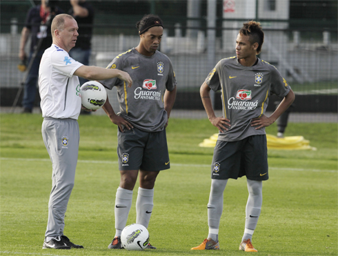 Bóng đá Quốc tế - Ronaldinho lôi kéo Neymar bỏ đội bóng cũ