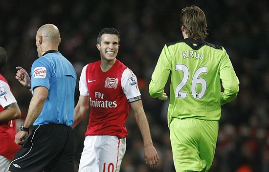 Bóng đá Quốc tế - Phấn khích vì chiến thắng, Van Persie muốn... đánh nhau