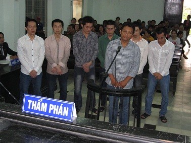 Pháp luật - “Tháo” cửa gỗ sưa của dân, nhóm trộm lãnh 65 năm tù