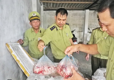 Xã hội - Hơn 400kg nội tạng động vật, chân giò bò bốc mùi “Nam tiến”