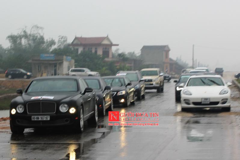 &Ocirc; t&ocirc;-Xe m&aacute;y - Si&ecirc;u xe khủng ở đ&aacute;m cưới tại qu&ecirc; ngh&egrave;o (H&igrave;nh 6).