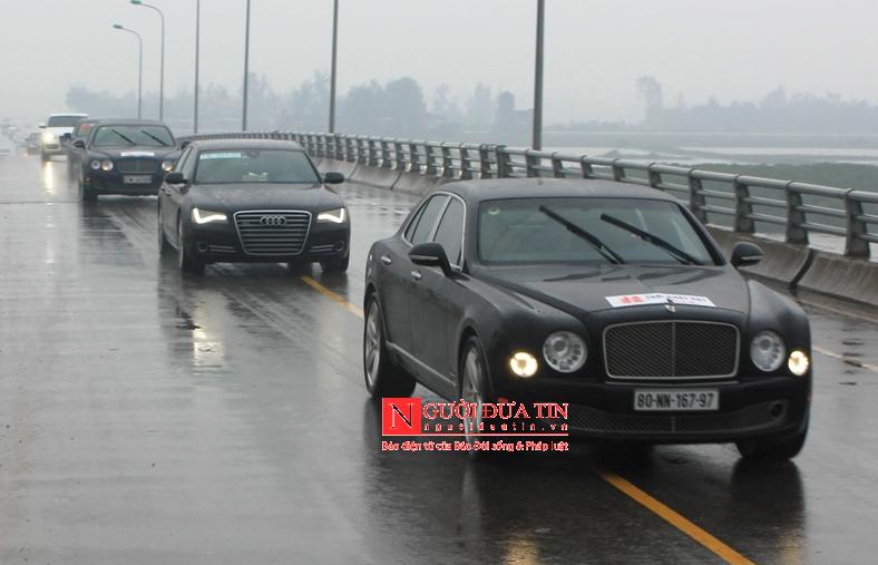 &Ocirc; t&ocirc;-Xe m&aacute;y - Si&ecirc;u xe khủng ở đ&aacute;m cưới tại qu&ecirc; ngh&egrave;o (H&igrave;nh 3).