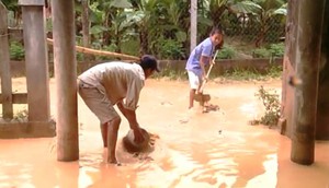Thừa Thiên - Huế: Dân khổ sở vì bị bùn 'tấn công'