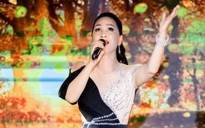 Nữ NSƯT mang hàm Thượng tá hát được 10 thứ tiếng, 6 tuổi biết đổ vọng cổ khiến khán giả mê mẩn
