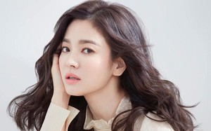 Song Hye Kyo tạo hình trái tim và công khai tình cảm với 