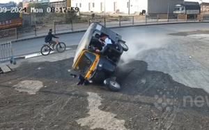 Mất lái, xe ba bánh chở học sinh lật ngửa trên đường