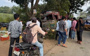 Xe tải đâm vào nhóm người bán rau, 13 người thương vong