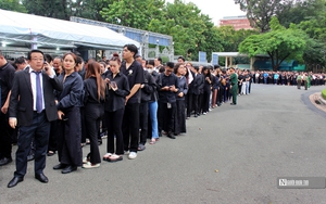 Tp.Hồ Chí Minh: Nhiều gia đình đưa con nhỏ tới viếng Tổng Bí thư Nguyễn Phú Trọng