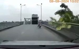 Clip: Khoảnh khắc xe tải rơi xuống sông khi cầu Phong Châu đổ sập