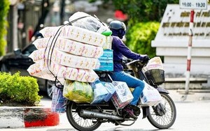 Mức phạt lỗi chở hàng cồng kềnh trên xe máy năm 2025, ai cũng nên biết