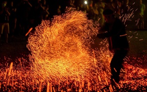 H&agrave;ng trăm người n&iacute;n thở khi ch&agrave;ng trai P&agrave; Thẻn lao v&agrave;o than đỏ- Ảnh 6.