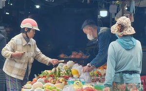 Độc lạ đi chợ kh&ocirc;ng tiền, nhận lộc bằng những chiếc l&aacute; xanh- Ảnh 6.