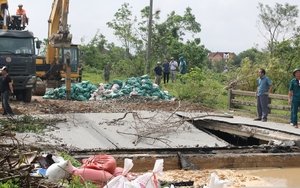 Xúc động hình ảnh 3 người lính cứu hoả ngủ vội giữa tâm lũ Nghệ An- Ảnh 15.