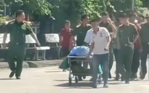 Xử lý 2 nữ sinh không đội mũ bảo hiểm, người sau xe ngồi quay ngược lại- Ảnh 1.