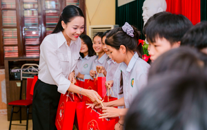 Những người l&agrave;m b&aacute;o xứ Nghệ mang trung thu đến sớm cho trẻ em v&ugrave;ng bi&ecirc;n- Ảnh 6.
