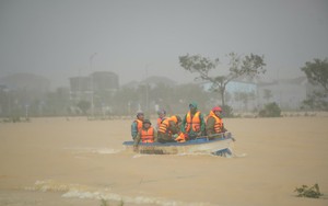 VIDE0: Lời nhắn gửi của công nhân môi trường trước “biển rác” sau khi lũ rút ở Huế - Ảnh 3.