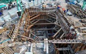 Cận cảnh Quốc lộ 62 chi chít ổ gà, ổ voi: Người dân ngán ngẩm “đi như qua ải” - Ảnh 17.