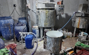 Khởi tố 2 đối tượng sử dụng vật liệu nổ để khai thác thiếc trái phép - Ảnh 1.