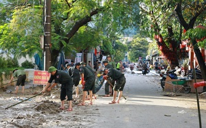 VIDEO: "Hạt sạn" xấu xí giữa bức tranh đẹp tình người trong mưa lũ ở Huế- Ảnh 3.