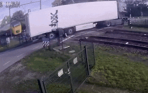 Phát hiện thi thể bé trai 8 tuổi bên bờ ao- Ảnh 2. Phát hiện thi thể bé trai 8 tuổi bên bờ ao- Ảnh 2.