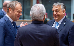 Cảnh sát Anh điều tra vụ tấn công bằng dao trên tàu hoả - Ảnh 4.