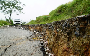 Giữa trời nắng, quả đồi bất ngờ sạt lở, 7 người dân mất liên lạc - Ảnh 2.