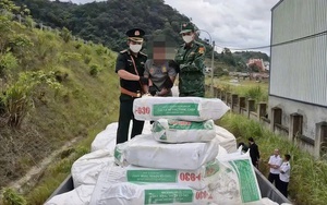 Nhặt củi ven biển, người dân tình cờ phát hiện vật thể nghi ma túy trôi dạt- Ảnh 2.